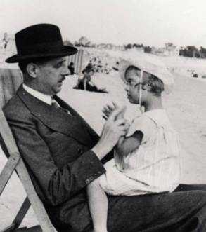 Anne de Gaulle à la plage
