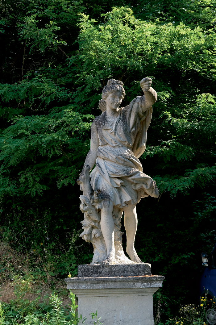 statue