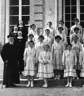 jeunes filles handicapées au château de Vertcoeur, Milon-la-Chapelle, Yvelines.