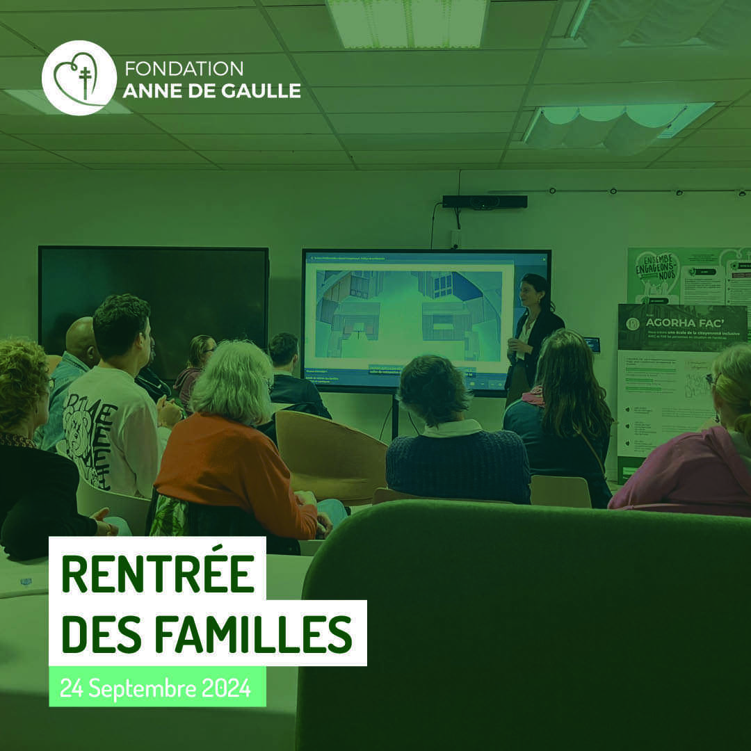Il s'agit d'une présentation en salle dans le cadre de la 'Rentrée des familles' organisée par la Fondation Anne de Gaulle. On y voit un groupe de personnes assises, écoutant un intervenant qui présente un diaporama ou une projection sur un grand écran. L'ambiance est studieuse et calme, et on distingue des affiches et des informations en arrière-plan, notamment le nom d'un programme intitulé 'AGORHA FAC'.